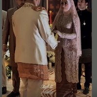 Annisa tampil anggun berbalut kebaya brokat panjang lengkap dengan hijab senada. Ia memadukannya dengan kain lilit batik berwarna coklat. Foto: Instagram/@adjiepangestu
