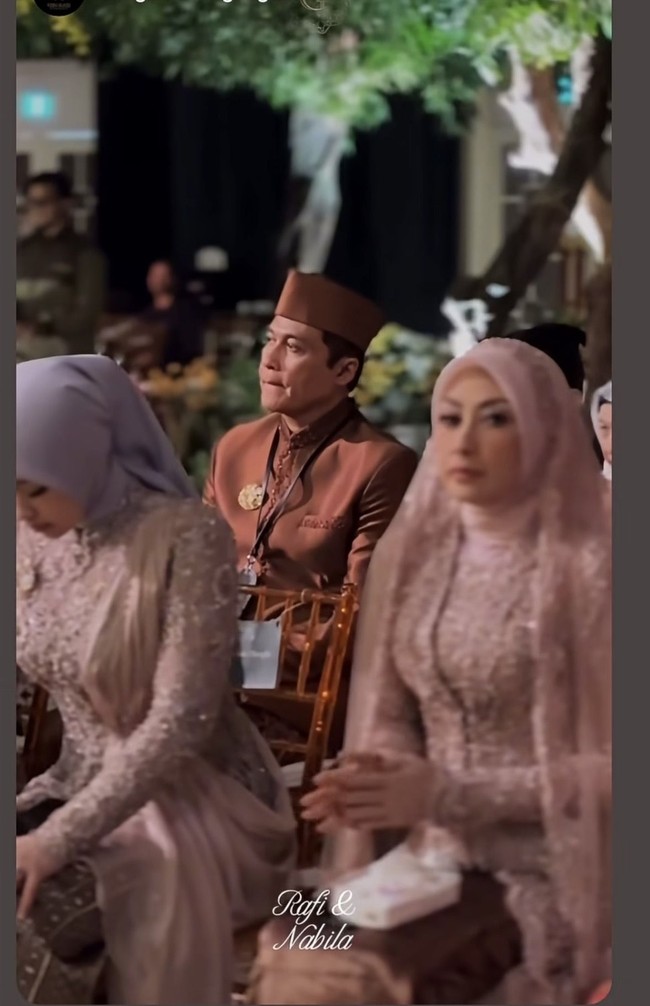 Kompak dengan keluarga, Adjie Pangestu juga mengenakan busana seragam berwarna coklat. Dari foto yang dibagikan terlihat ia duduk di kursi belakang mantan istrinya, Annisa. Foto: Instagram/@adjiepangestu
