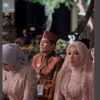 Kompak dengan keluarga, Adjie Pangestu juga mengenakan busana seragam berwarna coklat. Dari foto yang dibagikan terlihat ia duduk di kursi belakang mantan istrinya, Annisa. Foto: Instagram/@adjiepangestu