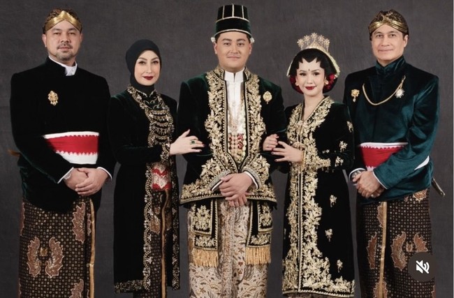 Untuk resepsi, Rafi dan Nabila kembali memilih tampil tradisional. Kali ini keduanya berbalut busana adat Jawa dengan nuansa hijau botol, coklat, dan emas. Foto: Instagram/@adjiepangestu
