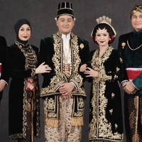 Untuk resepsi, Rafi dan Nabila kembali memilih tampil tradisional. Kali ini keduanya berbalut busana adat Jawa dengan nuansa hijau botol, coklat, dan emas. Foto: Instagram/@adjiepangestu