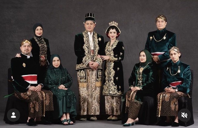Meski sudah berpisah dan memiliki hidup masing-masing, Annisa dan Adjie terlihat tetap kompak. Bersama suami Annisa, Sultan Djorghi, mereka berpose bareng kedua pengantin.  Foto: Instagram/@adjiepangestu