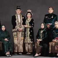 Meski sudah berpisah dan memiliki hidup masing-masing, Annisa dan Adjie terlihat tetap kompak. Bersama suami Annisa, Sultan Djorghi, mereka berpose bareng kedua pengantin.  Foto: Instagram/@adjiepangestu