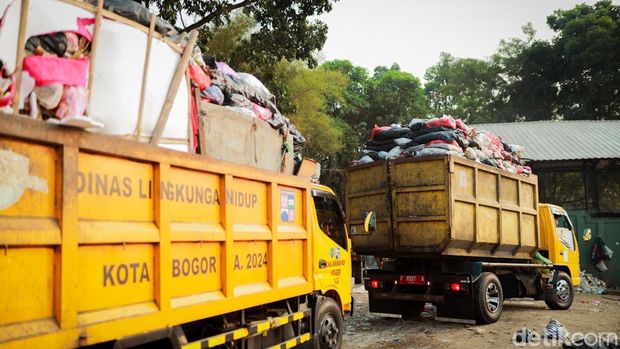 Ratusan truk pengangkut sampah bergantian masuk ke TPA Galuga di tengah pemadaman kebakaran, Rabu (9/9/2026).