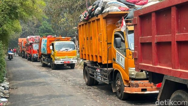 Ratusan truk pengangkut sampah bergantian masuk ke TPA Galuga di tengah pemadaman kebakaran Ratusan truk pengangkut sampah bergantian masuk ke TPA Galuga di tengah pemadaman kebakaran, Rabu (9/9/2026).