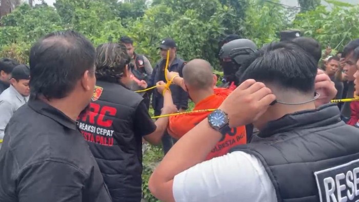 Rekonstruksi kasus pembunuhan satu keluarga di Palu.