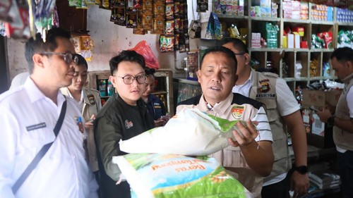 Satgas Pengawasan Harga dan Mutu Beras Mabes Polri bersama Bapanas menggelar sidak ke pasar hingga distributor beras di Denpasar, Bali. (Foto: Dok. Polda Bali)