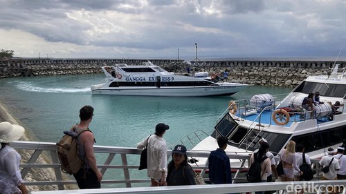 Sejumlah wisatawan hendak kembali ke Bali daratan dengan menaiki kapal penyeberangan di Pelabuhan Sampalan, Nusa Penida, Klungkung, Bali. (Foto: Fatih Kudus Jaelani/detikBali)