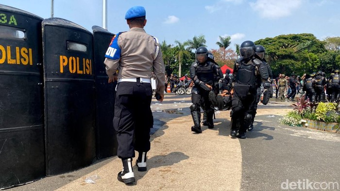 Simulasi pengamanan aksi unjuk rasa di Kota Bandung