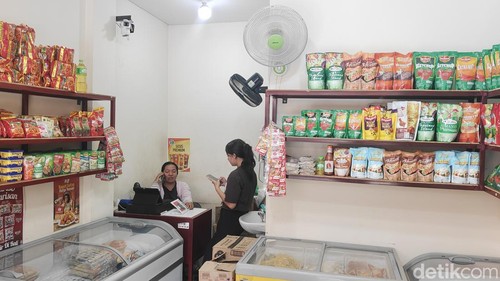 Situasi gerai sosis di Abiansemal, Badung, yang sempat kedatangan pria asing sebelum akhirnya kehilangan uang laci Rp 200 ribu.