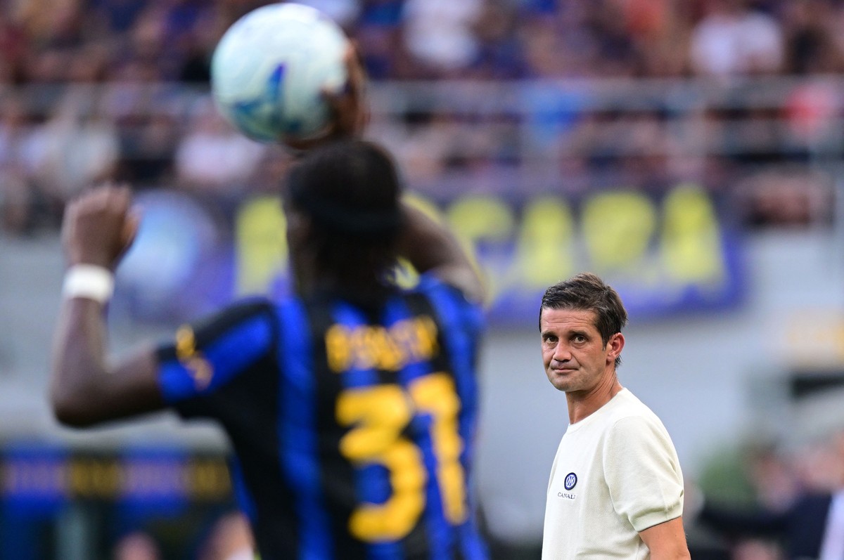 Chivu tak mempermasalahkan blunder yang berujung kekalahan Inter. Foto: REUTERS/Daniele Mascolo