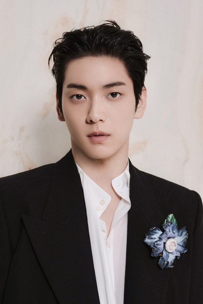 Soobin TXT resmi dinobatkan sebagai global ambassador Dolce&Gabbana. Personel TXT menyusul jejak sederet artis Korea mulai dari San ATEEZ, Jung Hae In, Moon Ga Young, hingga Doyoung NCT. Foto: Instagram