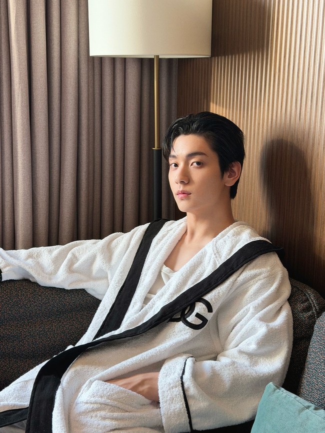 Rumah mode mewah Italia itu sebelumnya telah mengundang Soobin TXT hadir sebagai tamu istimewa peragaan busana Dolce&Gabbana Fall/Winter 2027 menswear di Milan bulan Juni tahun ini. Foto: Instagram