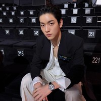Dalam kesempatan itu, Soobin TXT memancarkan gaya maskulin sekaligus lembut. Tampil berbalut kemeja putih yang kancingnya dibiarkan terbuka, dilapisi blazer hitam, lengkap dengan syal putih yang melingkar di bahunya serta bros bunga berwarna biru sebagai statement. Foto: Instagram