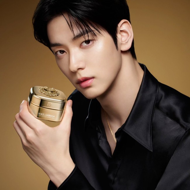Setelah diumumkan bergabung dalam keluarga Dolce&Gabbana, wajah tampan Soobin TXT langsung menghiasi campaign Ever Youth, produk dari lini kecantikannya. Foto: Instagram