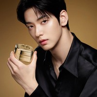 Setelah diumumkan bergabung dalam keluarga Dolce&Gabbana, wajah tampan Soobin TXT langsung menghiasi campaign Ever Youth, produk dari lini kecantikannya. Foto: Instagram