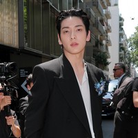 “Suatu kehormatan besar untuk bekerja sama dengan Dolce&Gabbana. Aku sangat antusias memulai perjalanan baru dengan brand yang menjunjung tinggi individualitas, di saat yang sama tetap berakar kuat pada warisan dan keahliannya yang unik,” ungkap Soobin TXT melalui pernyataan resmi. Foto: Instagram