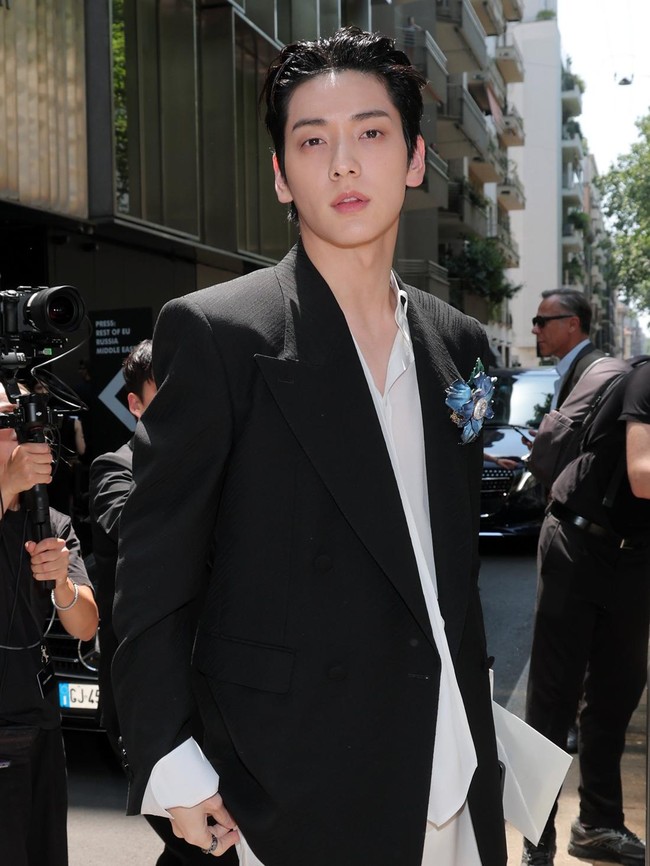 Gaya Soobin TXT Jadi Global Ambassador Dolce&Gabbana, Gantengnya Aur-auran