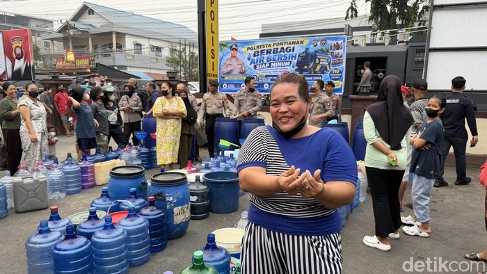 Sri Natalia senang bisa dapat air bersih di Polsek Pontianak Utara