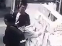 Video: Rekaman CCTV 2 Pria Curi Iphone Pengunjung Toko Kosmetik di Jakut