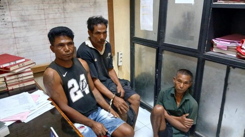 Tiga pria buronan kasus pembunuhan dan pembakaran rumah di Kampung Tilu Mareda, Desa Dede Pada, Kecamatan Wewewa Timur, SBD, NTT, di Mako Polres SBD, Selasa (8/9/2026). (Dok. Polres SBD)