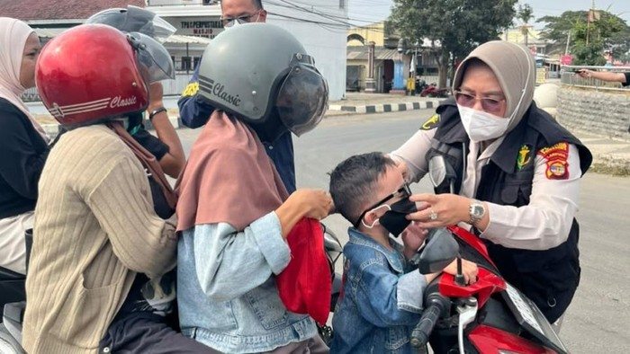 Tim Dokter Polda Lampung membagikan masker ke masyarakat.