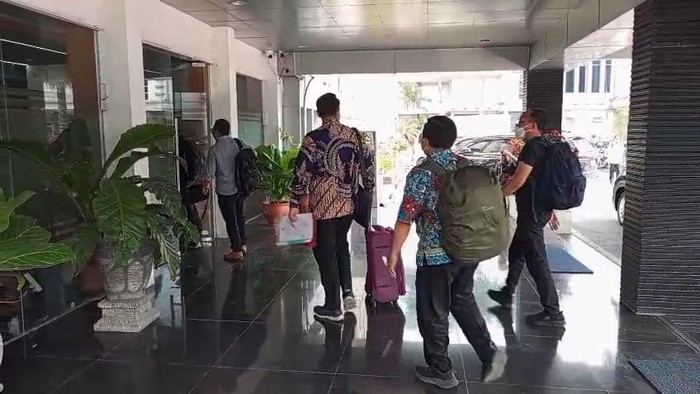 Tim KPK melakukan penggeledahan di Muara Enim.