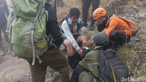 Tim SAR gabungan mengevakuasi dua pendaki yang tersesat di Gunung Agung, Karangasem, Bali, Rabu (9/9/2026).