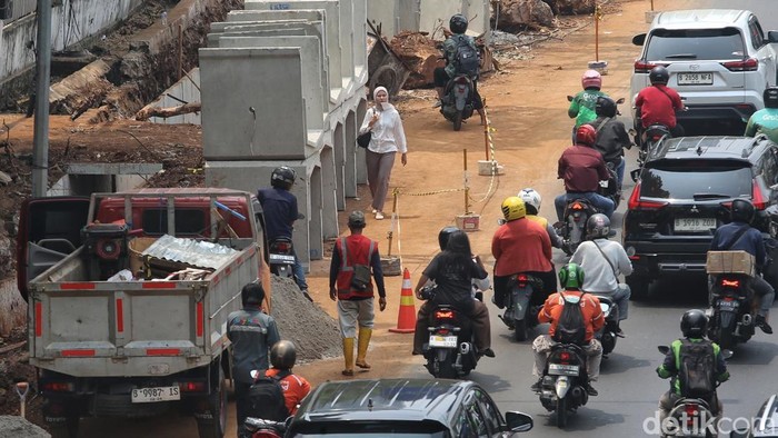 Pekerja menyelesaikan proyek revitalisasi jalur pedestrian di kawasan Pancoran, Jalan Gatot Subroto, Jakarta, Rabu (9/9/2026). Proyek tersebut dilakukan untuk memperbaiki dan meningkatkan kualitas trotoar di salah satu ruas utama Ibu Kota.