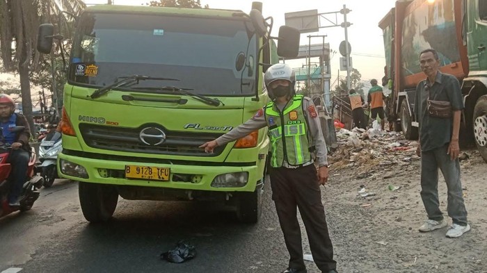Truk pecah ban di Jalan Daan Mogot, Rabu (9/9/2026).