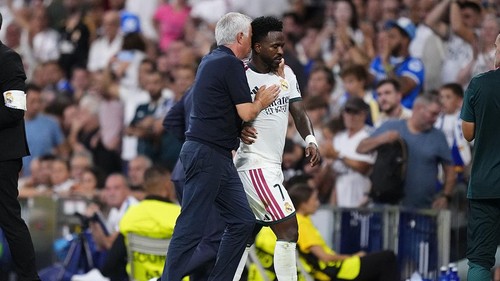 MADRID, SPAIN - SEPTEMBER 8: Vinicius Junior left winger of Real Madrid and Brazil is replaced and talks with Jose Mourinho head coach of Real Madrid during the UEFA Champions League 2026/27 League Phase MD1 match between Real Madrid C.F. and FC Internazionale Milano at Estadio Santiago Bernabeu on September 8, 2026 in Madrid, Spain. (Photo by Jose Hernandez/Anadolu via Getty Images)