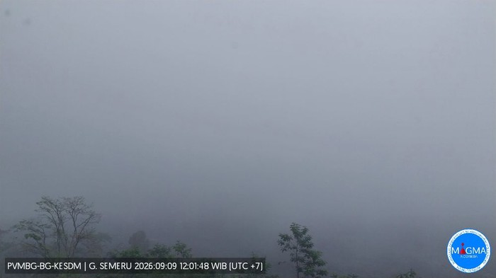 Visual Semeru terbaru pukul 12 siang ini, tertutup kabut