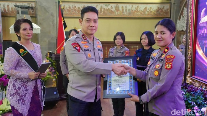 Wakapolres Gianyar Kompol Willa Jully Nendissa menerima penghargaan juara 1 lomba konten video tingkat Polda Bali, Rabu (9/9/2026).