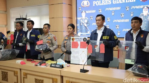 Wakapolres Gianyar Kompol Willa Jully Nendissa menunjukkan barang bukti kejahatan saat konferensi pers di kantornya, Rabu (9/9/2026). (Aryo Mahendro/detikBali).