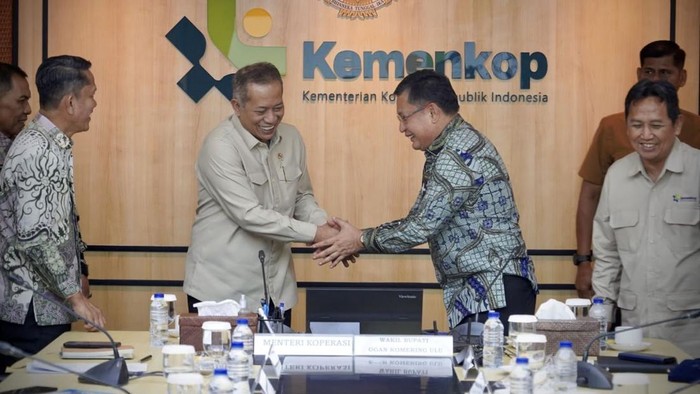 Wabup OKU Marjito Bachri bertemu Menteri Koperasi RI Ferry Joko Juliantono.