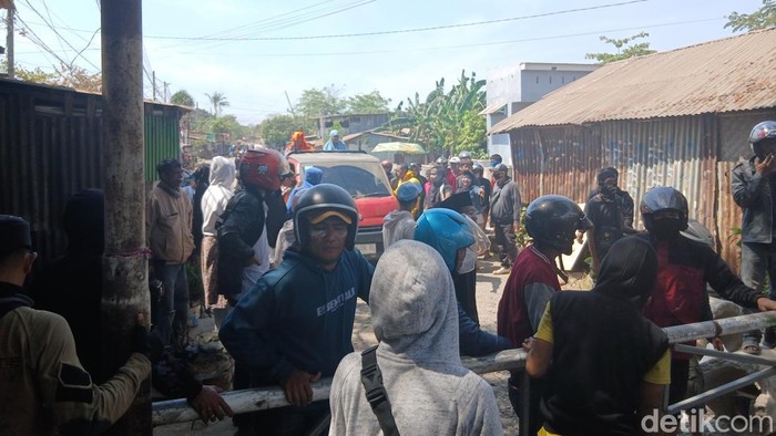 Warga masih bersiaga pascatawuran di Jalan Ujung Bori Makassar.