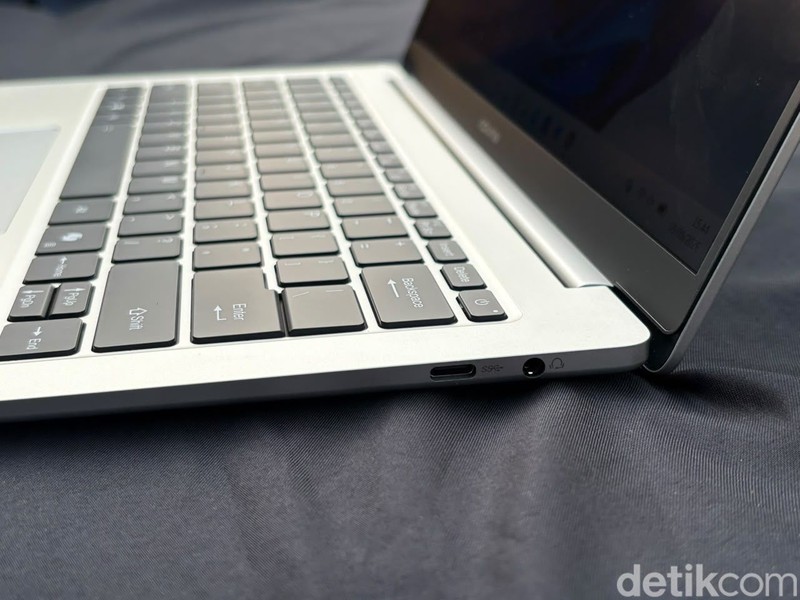 Advan akhirnya resmi merilis laptop terbarunya di Indonesia, Advan Air Neo. Laptop ini ringan dan tipis. Begini tampilannya.