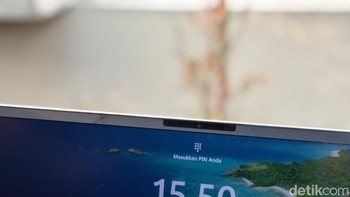 Lanjut, Andrea menjelaskan Advan Air Neo menggunakan layar berukuran 14 inci dengan resolusi Full HD+ dan aspek rasio 16:10. Dari kecerahan layar, laptop ini bisa menyentuh titik maksimal di 300 nits. Untuk kamera depannya ialah HD 1MP (1280 × 720). Foto: Panji Saputro/detikINET