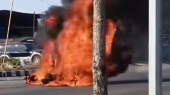 4 motor dibakar dalam bentrokan antarkelompok di Makassar.