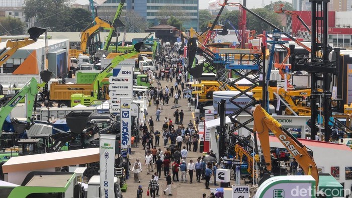Alat Berat Berteknologi Tinggi Mejeng di JIExpo Kemayoran Pengunjung memandang perangkat berat nan dipamerkan dalam Mining Indonesia 2026 di area outdoor JIExpo Kemayoran, Jakarta, Kamis (10/9/2026). Pameran peralatan pertambangan terbesar di Asia Tenggara ini menjadi tempat berkumpulnya para pelaku industri untuk memperlihatkan penemuan perangkat berat terbaru.
