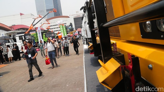 Alat Berat Berteknologi Tinggi Mejeng di JIExpo Kemayoran Pengunjung memandang perangkat berat nan dipamerkan dalam Mining Indonesia 2026 di area outdoor JIExpo Kemayoran, Jakarta, Kamis (10/9/2026). Pameran peralatan pertambangan terbesar di Asia Tenggara ini menjadi tempat berkumpulnya para pelaku industri untuk memperlihatkan penemuan perangkat berat terbaru.