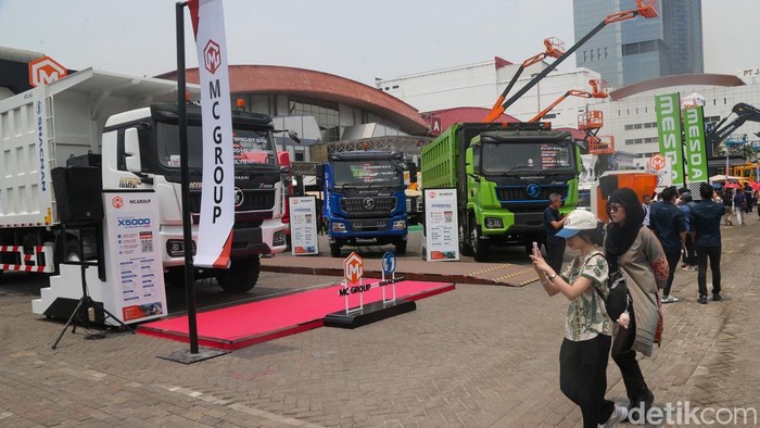 Alat Berat Berteknologi Tinggi Mejeng di JIExpo Kemayoran Pengunjung memandang perangkat berat nan dipamerkan dalam Mining Indonesia 2026 di area outdoor JIExpo Kemayoran, Jakarta, Kamis (10/9/2026). Pameran peralatan pertambangan terbesar di Asia Tenggara ini menjadi tempat berkumpulnya para pelaku industri untuk memperlihatkan penemuan perangkat berat terbaru.
