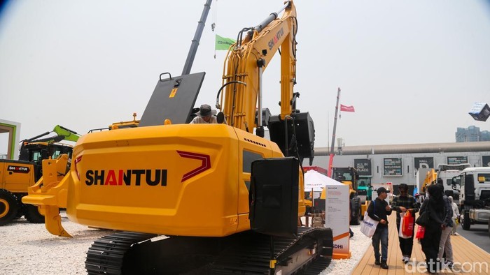 Alat Berat Berteknologi Tinggi Mejeng di JIExpo Kemayoran Pengunjung memandang perangkat berat nan dipamerkan dalam Mining Indonesia 2026 di area outdoor JIExpo Kemayoran, Jakarta, Kamis (10/9/2026). Pameran peralatan pertambangan terbesar di Asia Tenggara ini menjadi tempat berkumpulnya para pelaku industri untuk memperlihatkan penemuan perangkat berat terbaru.