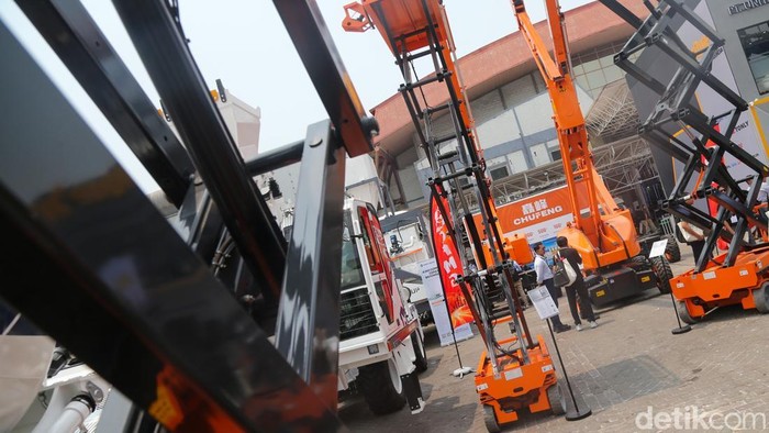 Alat Berat Berteknologi Tinggi Mejeng di JIExpo Kemayoran Pengunjung memandang perangkat berat nan dipamerkan dalam Mining Indonesia 2026 di area outdoor JIExpo Kemayoran, Jakarta, Kamis (10/9/2026). Pameran peralatan pertambangan terbesar di Asia Tenggara ini menjadi tempat berkumpulnya para pelaku industri untuk memperlihatkan penemuan perangkat berat terbaru.