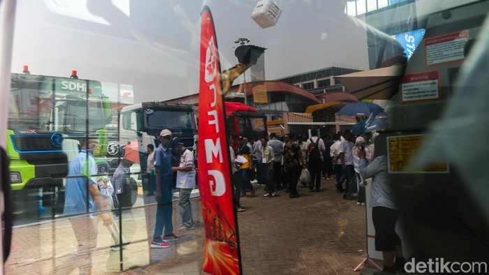 Alat Berat Berteknologi Tinggi Mejeng di JIExpo Kemayoran Pengunjung memandang perangkat berat nan dipamerkan dalam Mining Indonesia 2026 di area outdoor JIExpo Kemayoran, Jakarta, Kamis (10/9/2026). Pameran peralatan pertambangan terbesar di Asia Tenggara ini menjadi tempat berkumpulnya para pelaku industri untuk memperlihatkan penemuan perangkat berat terbaru.
