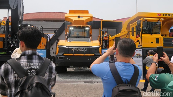 Pengunjung memandang perangkat berat nan dipamerkan dalam Mining Indonesia 2026 di area outdoor JIExpo Kemayoran, Jakarta, Kamis (10/9/2026). Pameran peralatan pertambangan terbesar di Asia Tenggara ini menjadi tempat berkumpulnya para pelaku industri untuk memperlihatkan penemuan perangkat berat terbaru.