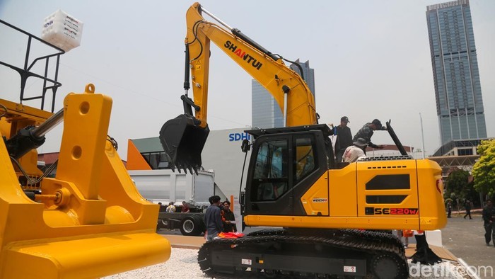 Alat Berat Berteknologi Tinggi Mejeng di JIExpo Kemayoran Pengunjung memandang perangkat berat nan dipamerkan dalam Mining Indonesia 2026 di area outdoor JIExpo Kemayoran, Jakarta, Kamis (10/9/2026). Pameran peralatan pertambangan terbesar di Asia Tenggara ini menjadi tempat berkumpulnya para pelaku industri untuk memperlihatkan penemuan perangkat berat terbaru.