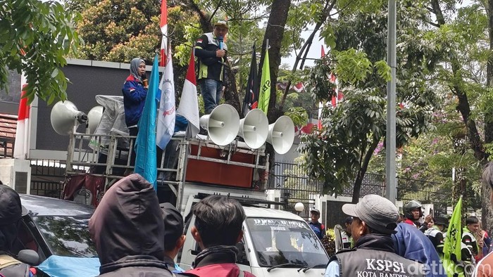 Aliansi buruh  menggelar unjuk rasa di depan kantor DPRD Kota Bandung, Kamis (10/9/2026).