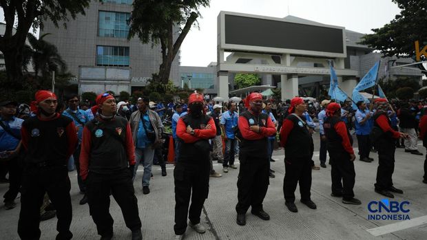 Aliansi buruh yang tergabung dalam Koalisi Besar Perjuangan Buruh Indonesia (KBPBI) menggelar aksi unjuk rasa di depan Gedung DPRD DKI Jakarta, Jalan Kebon Sirih, Menteng, Jakarta, Kamis (10/9/2026). Aliansi buruh yang tergabung dalam Koalisi Besar Perjuangan Buruh Indonesia (KBPBI) menggelar aksi unjuk rasa di depan Gedung DPRD DKI Jakarta, Jalan Kebon Sirih, Menteng, Jakarta, Kamis (10/9/2026). (CNBC Indonesia/Tri Susilo)