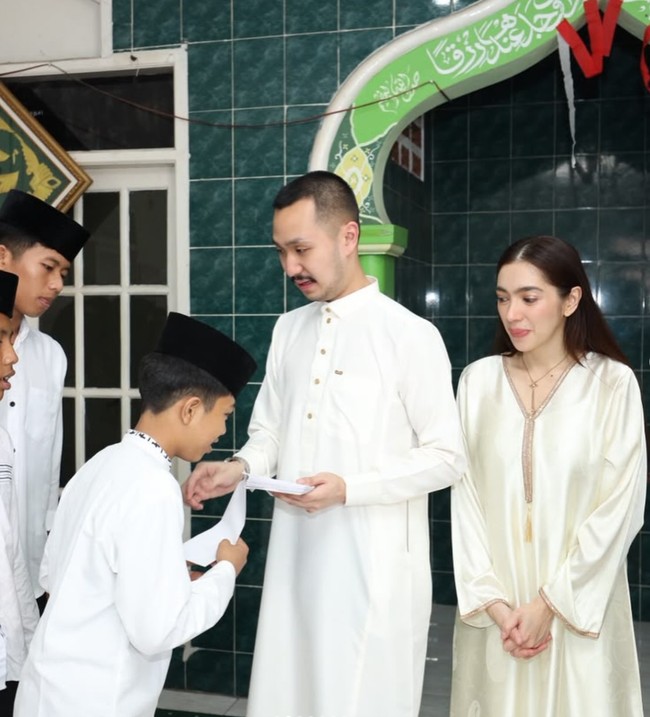 Gusti Ega memilih merayakan ulang tahunnya yang ke-35 di sebuah panti asuhan di daerah Jakarta. Sang kekasih, Angel Karamoy, terlihat setia mendampingi. Foto: Instagram/@gustiega